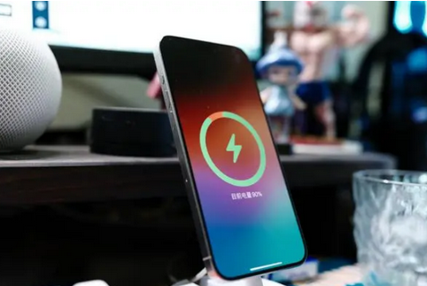 呈贡苹果15换屏服务分享用什么充电器给iPhone15充电更好 